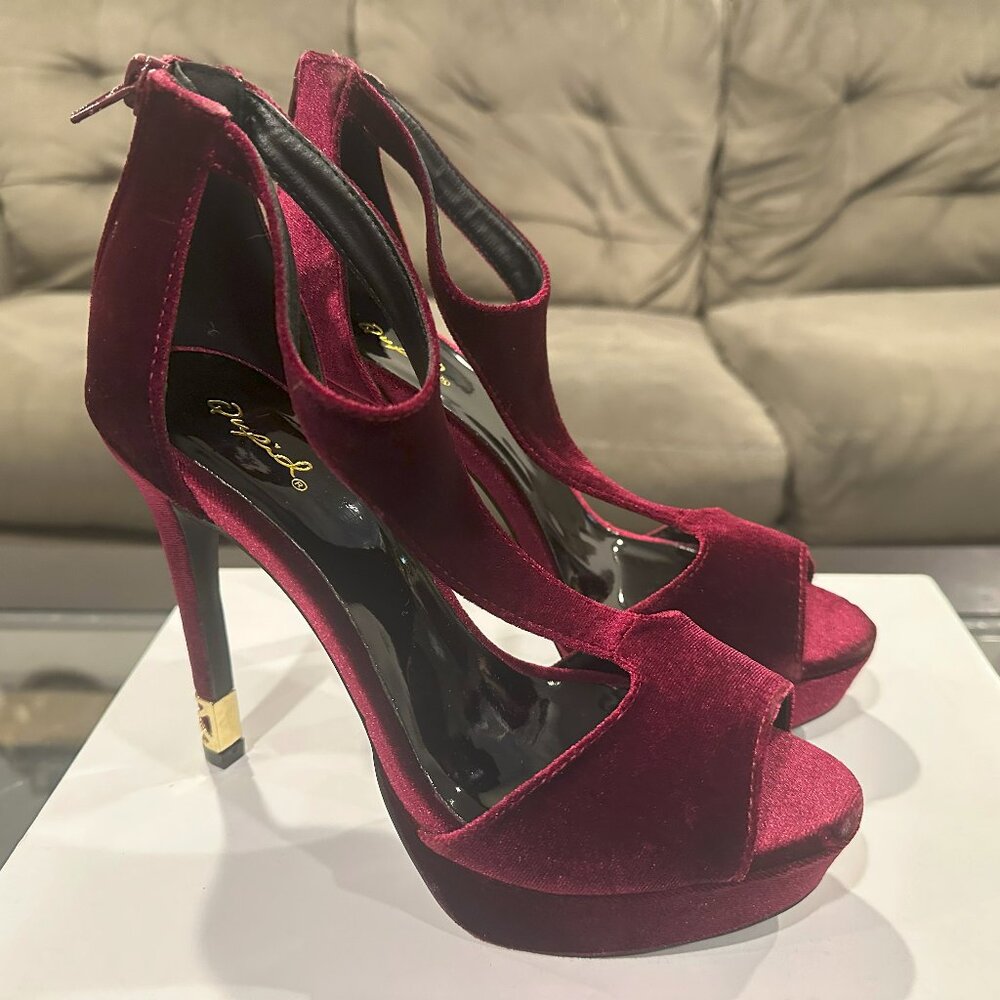 Qupid Maroon/Gold Velvet Heels Size 7.5 NEW